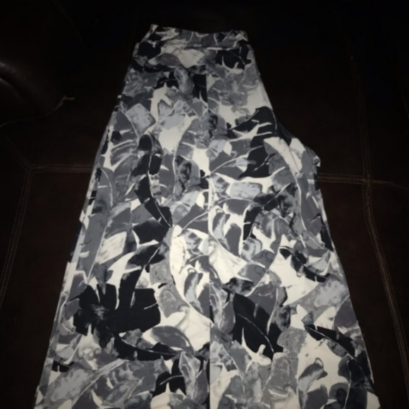 CATO White Black Grey Wide Leg Pants 18/20W 95% Polyester & 5% Spandex - Picture 1 of 2